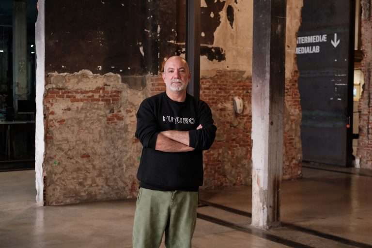Carlos Aires en la instalación «Bailad, bailad, malditos», en la Nave 0 de Matadero Madrid